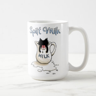 Schwarzes Kätzchen und verschüttete Milch Kaffeetasse