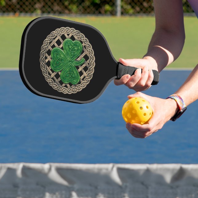 Schwarzes Kleeblatt auf keltischen Knochen Pickleball Schläger (InSitu)