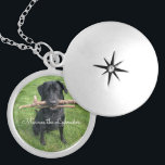 Schwarzes Labor mit zwei Sticks Foto und Name des  Medaillon<br><div class="desc">Fügen Sie das Foto und den Namen Ihres Hundes hinzu,  um es anzupassen. ©PreciousTees® & ©MonroeTheLabrador</div>