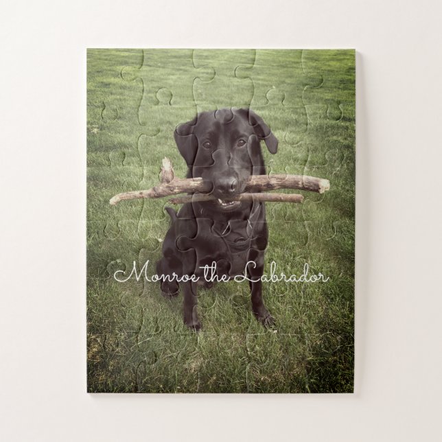 Schwarzes Labor mit zwei Sticks Hund Foto und Name Puzzle (Vertikal)