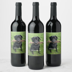 Schwarzes Labor mit zwei Sticks Hund Foto und Name Weinetikett