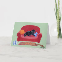 Schwarzes Labrador auf dem rosa Sofa