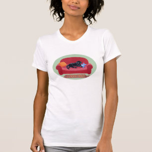 Schwarzes Labrador auf der rosa Couch T-Shirt