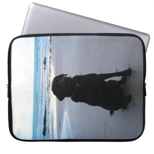 Schwarzes Labrador auf einem Strand Laptopschutzhülle