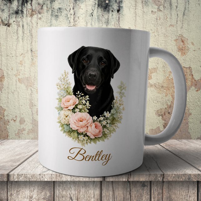 Schwarzes Labrador-Blumenporträt Kaffeetasse (Von Creator hochgeladen)