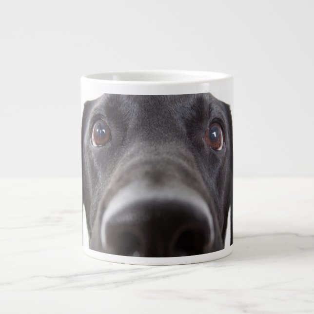 Schwarzes Labrador Closeup-Portrait Jumbo-Tasse (Vorderseite)
