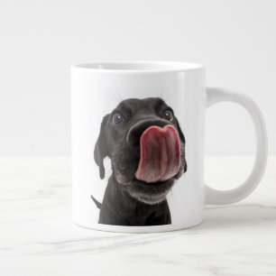 Schwarzes Labrador, das seine Nase leckt Jumbo-Tasse