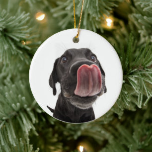 Schwarzes Labrador, das seine Nase leckt Keramik Ornament