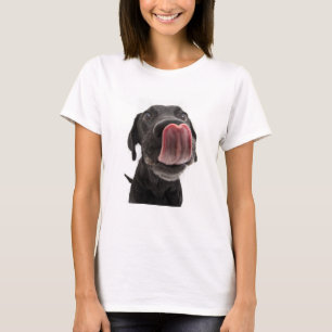 Schwarzes Labrador, das seine Nase leckt T-Shirt