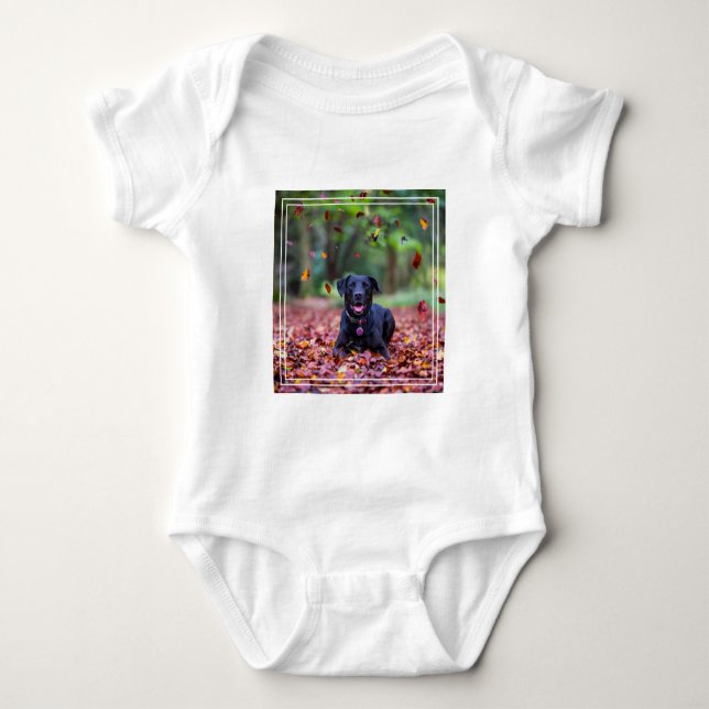 Schwarzes Labrador in Herbstlauben Baby Strampler (Vorderseite)