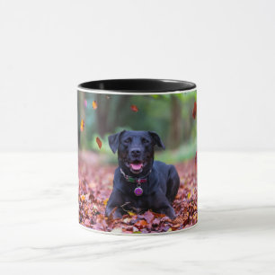 Schwarzes Labrador in Herbstlauben Tasse