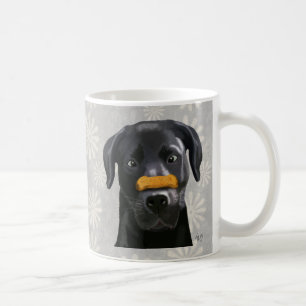 Schwarzes Labrador mit dem Knochen auf Nase 2 Kaffeetasse