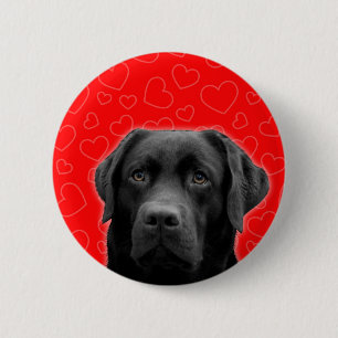 Schwarzes Labrador mit rotem Herzen Button