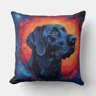 Schwarzes Labrador-Porträt in einem kosmischen Rau Kissen