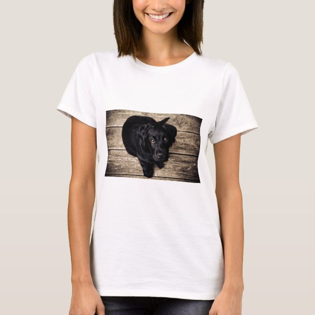 Schwarzes Labrador Retriever Welpe auf Holz T-Shirt (Vorderseite)