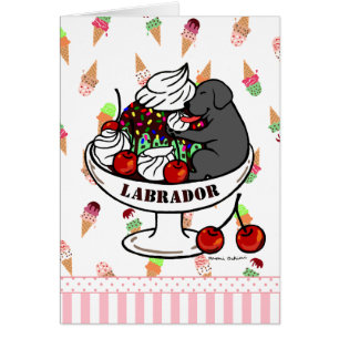 Schwarzes Labrador u. Eiscreme-Eiscremebecher