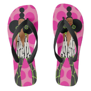 Schwarzes Mädchen auf Rosa, Schwarz, Grün und Weiß Flip Flops