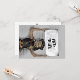 Schwarzes Mädchen mit einem Schild Einladung