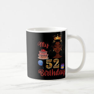 Schwarzes Mädchen mit Kuchenballons präsentiert se Kaffeetasse