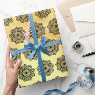 Schwarzes Mandala auf weichem goldfarbenem Hinterg Geschenkpapier