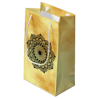 Schwarzes Mandala auf weichem goldfarbenem Hinterg Kleine Geschenktüte