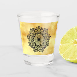Schwarzes Mandala auf weichem goldfarbenem Hinterg Schnapsglas