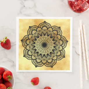 Schwarzes Mandala auf weichem goldfarbenem Hinterg Serviette