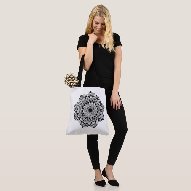Schwarzes Mandala auf weißem Hintergrund (Am Model)