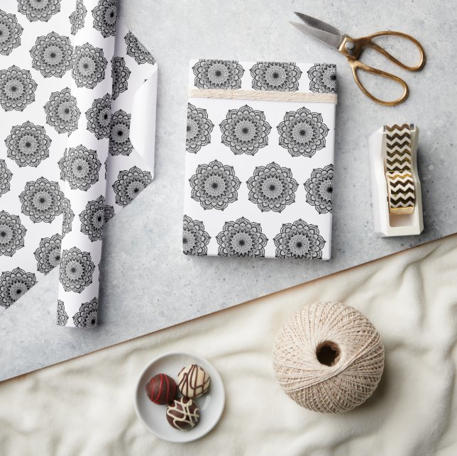 Schwarzes Mandala auf weißem Hintergrund Geschenkpapier (Kunsthandwerk)
