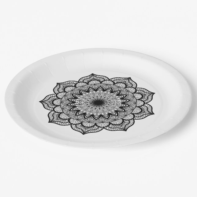 Schwarzes Mandala auf weißem Hintergrund Pappteller (Schrägansicht)