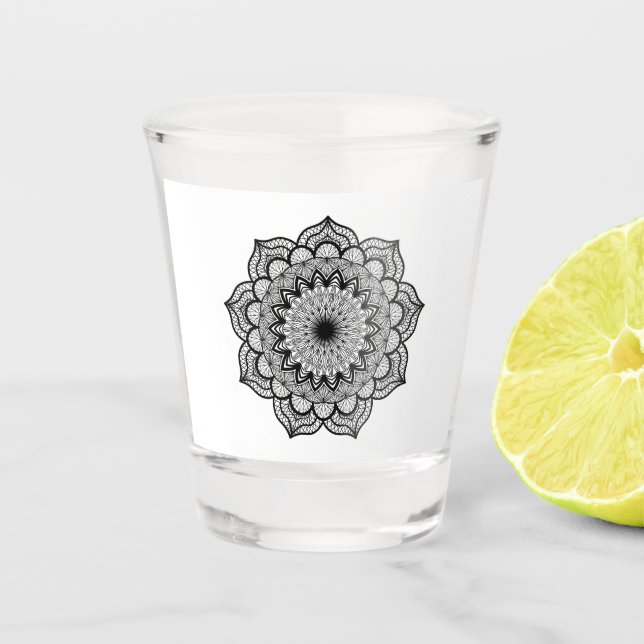 Schwarzes Mandala auf weißem Hintergrund Schnapsglas (Vorderseite)