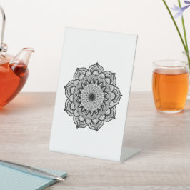 Schwarzes Mandala auf weißem Hintergrund Sockelschild
