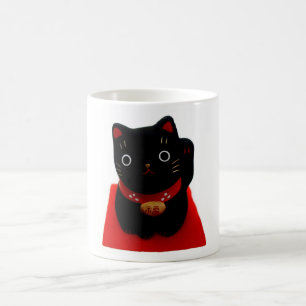 Schwarzes Maneki Neko auf einem roten Teppich Kaffeetasse