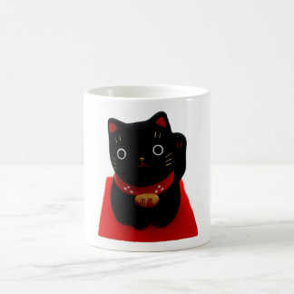 Schwarzes Maneki Neko auf einem roten Teppich Kaffeetasse