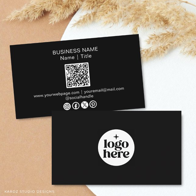 Schwarzes Minimal Social Media Logo QR-Code Visitenkarte (Front and back of the card are shown at standard size. Choose paper and corner style.)