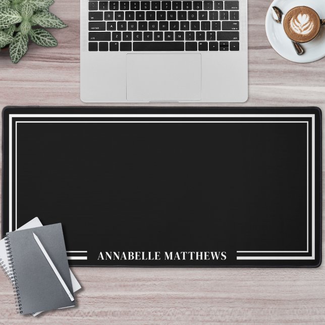 Schwarzes Minimalistisches Monogramm Schreibtischunterlage (Black Minimalist Monogram Desk Mat )