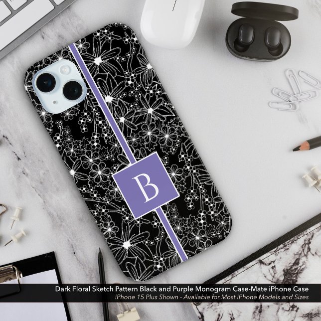 Schwarzes Muster Schwarzes Lila Sketch Monogramm Case-Mate iPhone Hülle (Dark Floral Sketch Look Pattern. Black Flowers with Purple Monogram Case-Mate iPhone Case)