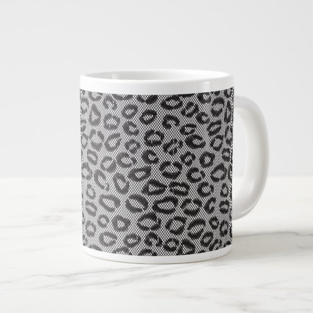 Schwarzes Netzblatt mit Leopardenmuster in Weiß Jumbo-Tasse (Vorderseite Rechts)