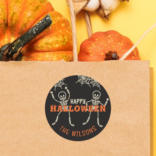 Schwarzes Niedliches Skelett Halloween Runder Aufkleber (Make Halloween memorable with these adorable skeleton stickers for kids' party favors and crafts!)