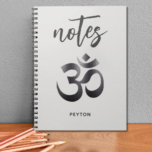 Schwarzes Notebook mit texturiertem Metall-Om-Symb Notizblock