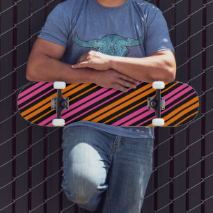 Schwarzes Orange Pink Vertikale Streifen Design Skateboard