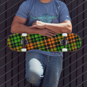 Schwarzes oranges grünes Karo-Tartan-Design  Skateboard