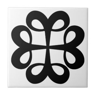 Schwarzes Ornament-Design auf weißer Fliese