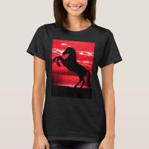 Schwarzes Pferd bäumt sich auf Rote Himmel Berg Ro T-Shirt