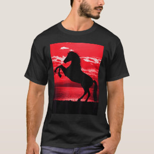 Schwarzes Pferd bäumt sich auf Roter Himmel Berg R T-Shirt