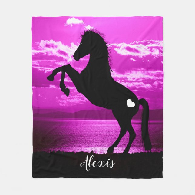 Schwarzes Pferd bäumt sich vor violettem Himmel au Fleecedecke (Vorderseite)