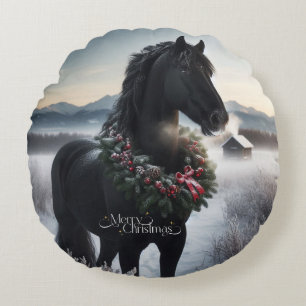 Schwarzes Pferd im Schnee mit Weihnachtskranz Rundes Kissen