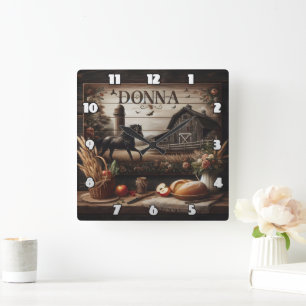 Schwarzes Pferd in der Nähe des Bauernhofs und rus Quadratische Wanduhr