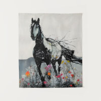 Schwarzes Pferd in Wildblumen