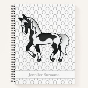 Schwarzes Pinto-Cartoon-Trabpferd & Benutzerdefini Notizbuch